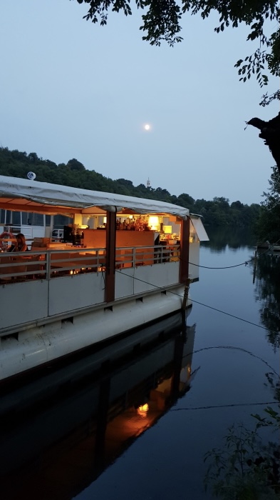 Barca sul fiume al tramonto
