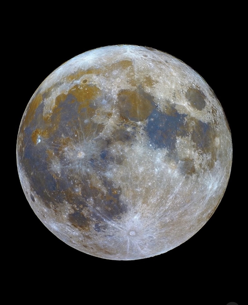 Sfondo dedicato ad una Luna Piena in Primo Piano su fondo nero