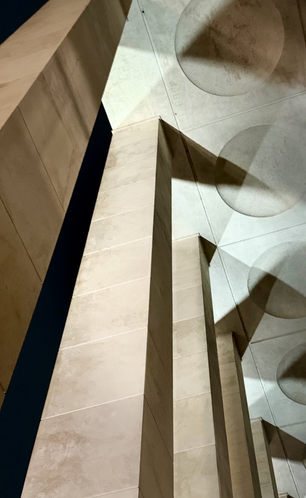 Sfondo dedicato ad un building con piloni ed effetto astratto