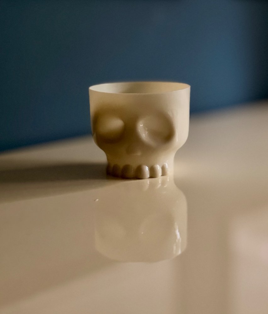 Sfondo dedicato ad un bicchiere a forma di teschio bianco