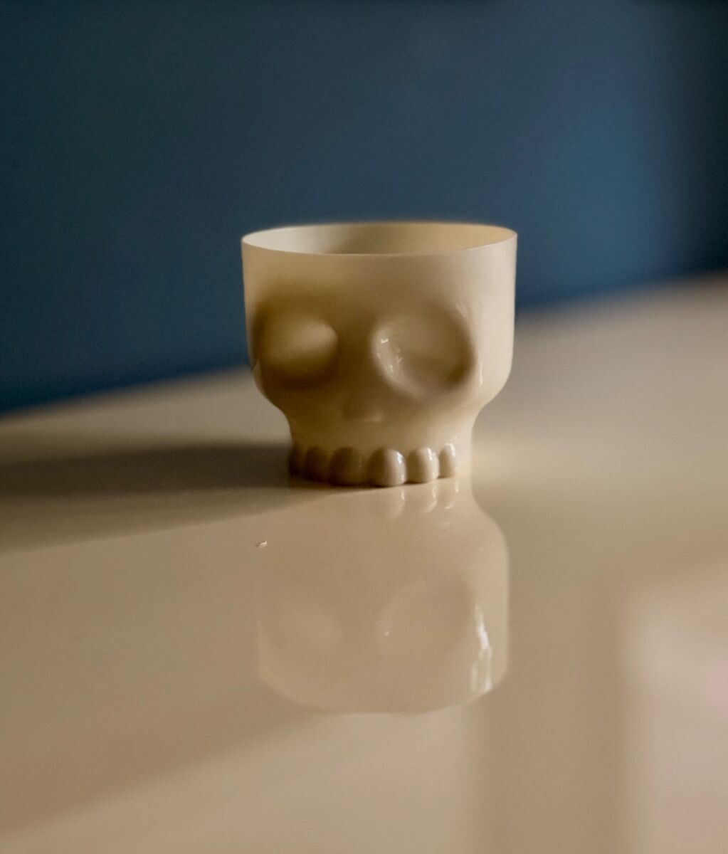 Sfondo dedicato ad un bicchiere a forma di teschio bisnco