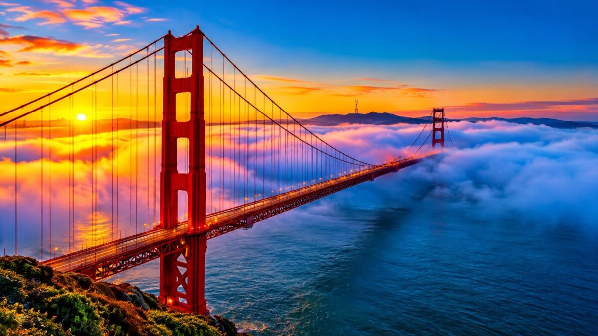 Sfondo dedicato al mitico Golden Gate tra nebbia e tramonto